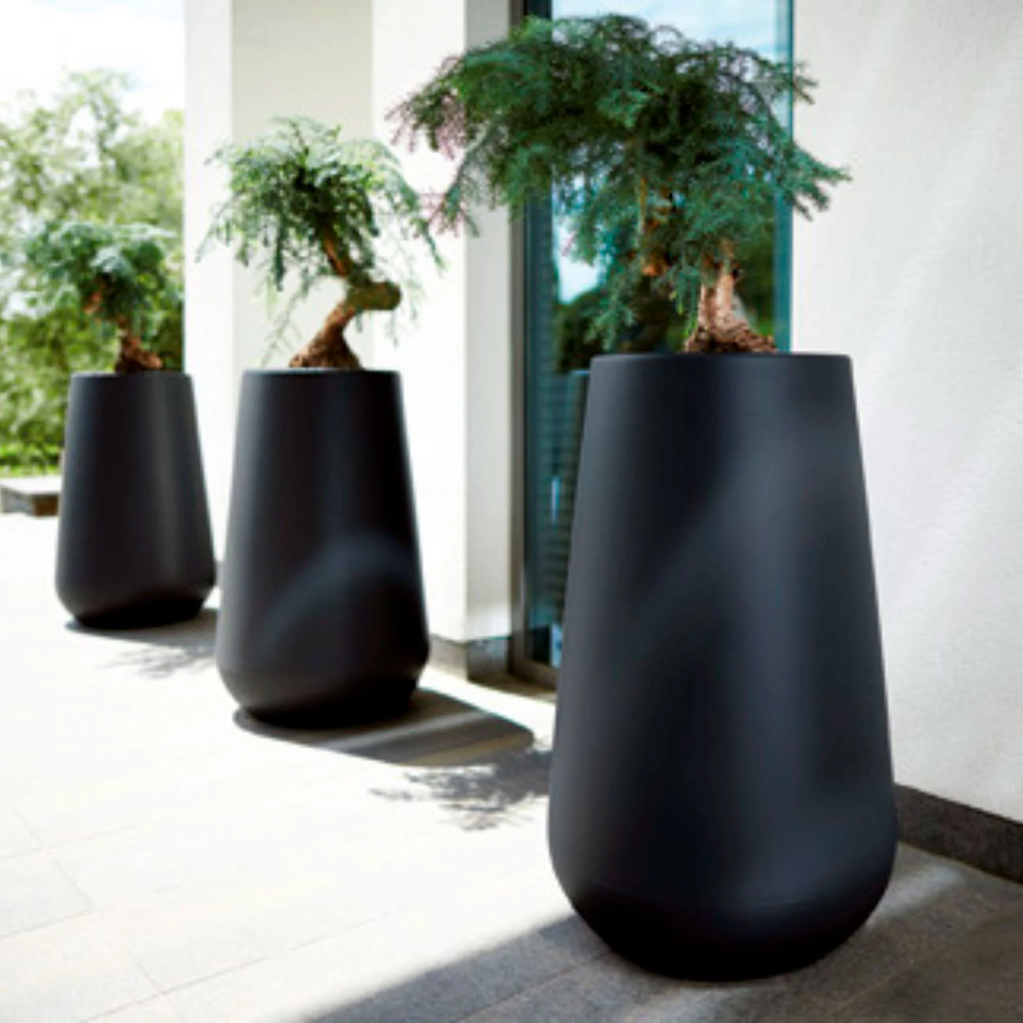 Elho pot de fleurs haut Pure cone rond noir - Pot pour l'intérieur et l'extérieur - Image 3